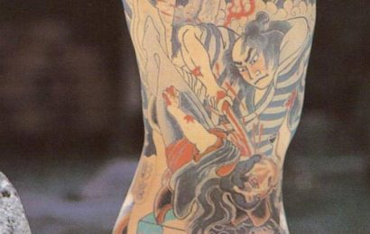 Femme yakuza nue vue de dos