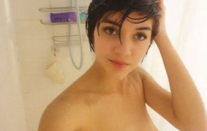 Judith, 19 ans, juive nue sous la douche